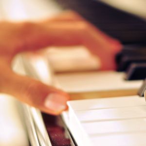 撕开她的胸罩猛吸奶头的视频
